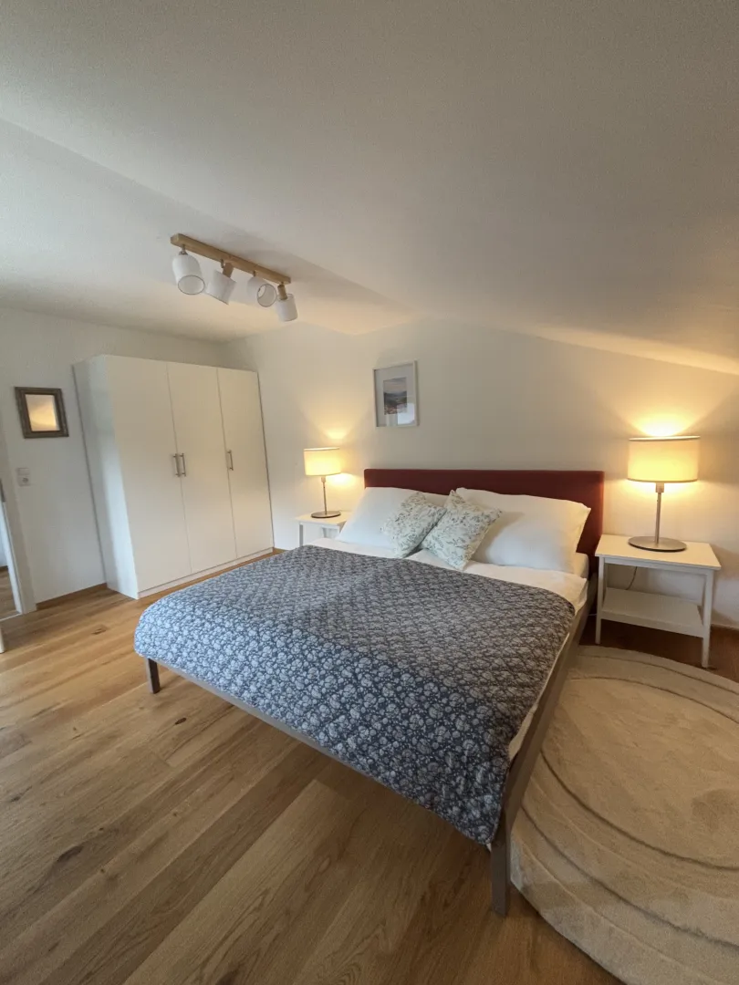 Front bedroom detail